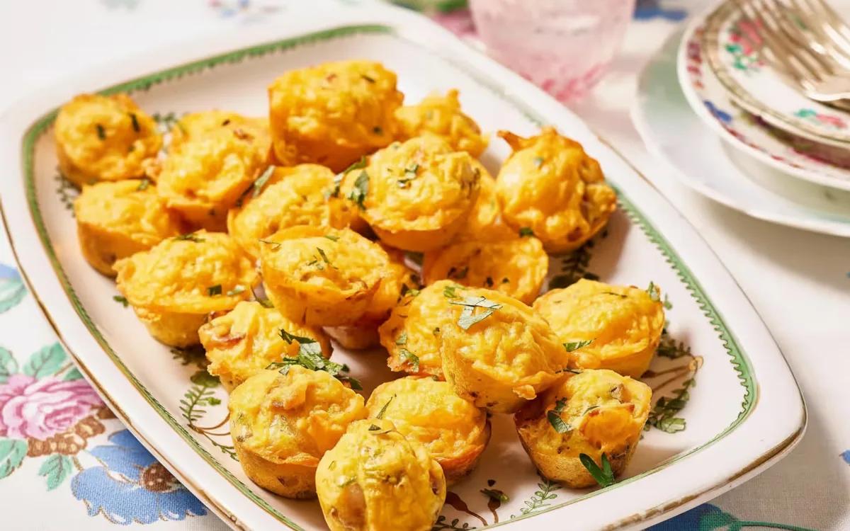 Easy Mini Quiches with Bacon and Cheese — American snacks recipe